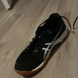 Asics idrottsskor - Ett par svarta asics idrottsskor jag ej använder längre, kan lägra priset via snabbaffär. Inte mycket använda nästan som nya, till tjejer och män.