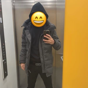 Äkta Canada Goose Carson Parka Grå Fusion Fit (Byten) - Säljer min gråa Canada Goose Carson Parka I Grafit Grå. Äkta och allt original medkommer, kvitto, retur lapp, låda, päls, jackan är som ny och är i Storlek M Fusion Fit. Jag letar efter Canada Goose Macmillan som byte, hör av er vid intresse. 