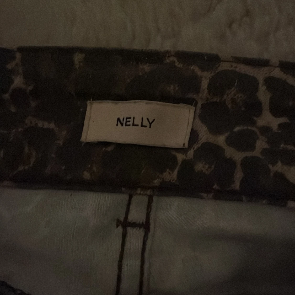 Leopardmönstrade bootcut byxor från Nelly - 1