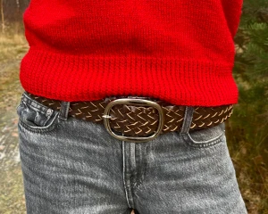 Brunt flätat skärp! - Snyggt bälte med markant spänne! 🍁🍁Bältet är ca 110 cm långt