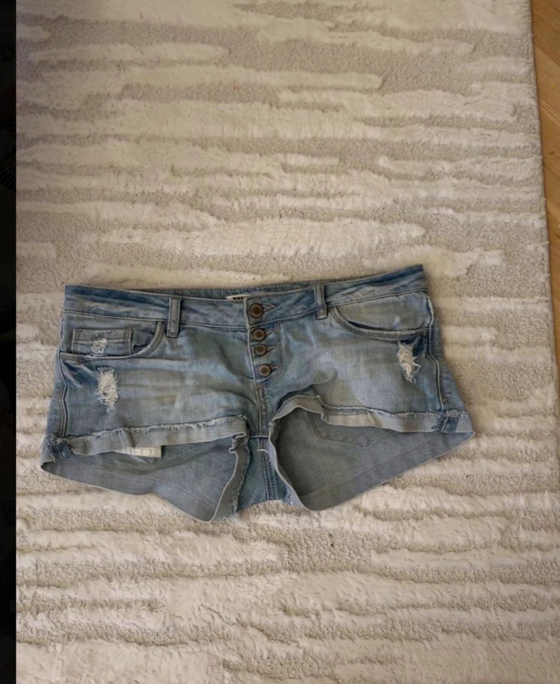 Ljusblå denimshorts med knappar - 3