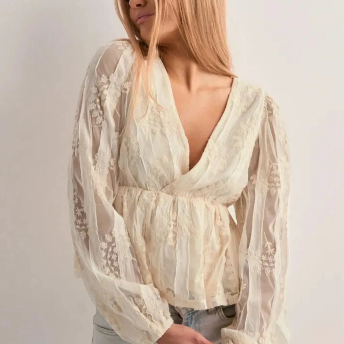 Vit spetsblus med öppen rygg - 1