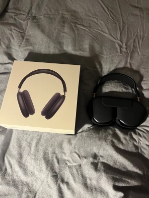 AirPods Max -  Apple AirPods Max i svart, komplett med originalförpackning, laddkabel och skyddsfodral. Hörlurarna är i perfekt skick. Hör av er vid frågor, inte autentiska!