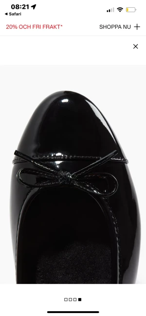 Svarta ballerinaskor med rosett hm Stl 39 - Snygga svarta ballerinaskor från H&M i glansigt syntetmaterial. Skorna har rund tå, platt sula och en liten rosett framtill som detalj. Perfekt för dig som gillar klassisk och stilren look med en touch av söt vibe. Använd en gång 