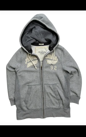 Vintage abercrombie hoodie - Tjena! Jag säljer denna vintage A&F hoodie.  ◇Fint skick, inget att anmärka på ◇Sitter som en M/S, se mått. Axelbredd:45cm Längd:70cm ärmlängd 58cm.                                                     Hör av er vid vidare frågor!