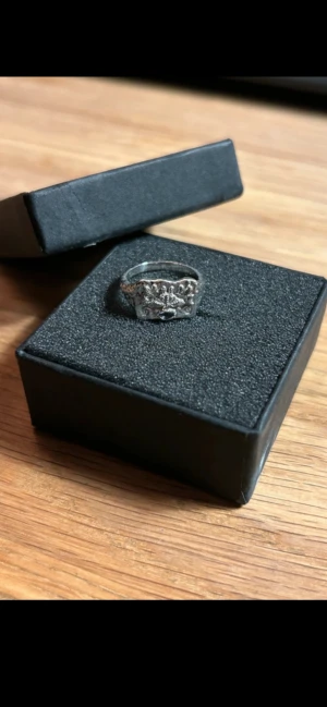 Silverring med mönster från Maanesten - Unik silverring från Maanesten med rektangulär front och detaljerat. Ringen är tillverkad i 925 sterling silver och har en cool, handgjord känsla med snygga gravyrer. Perfekt för dig som gillar statement-smycken och vill sticka ut.
