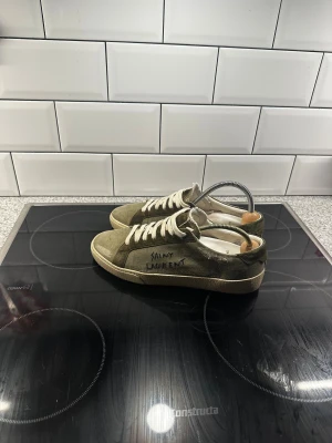 Olivgröna sneakers från Saint Laurent - Ny skick dustbag finns