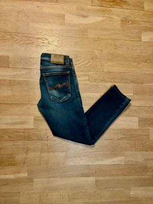 Nudie jeans - Ett par snygga Nudie jeans i storlek 146-152. Jeansen är mörkblå och passar perfekt till en vardaglig och snygg outfit!💯Jeansen är i bra skick och är redo för att användas! Skriv vid minsta lilla fundering, eller om ni vill ha mått, eller fler bilder!🌟