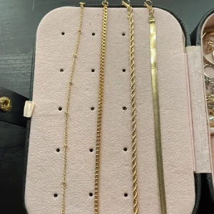 Fyra armband i guld - Säljer ett set med fyra snygga armband i guld. Alla har justerbara förlängningskedjor och karbinlås. Inte använda. Säljer andra smycken för mycket bra pris!