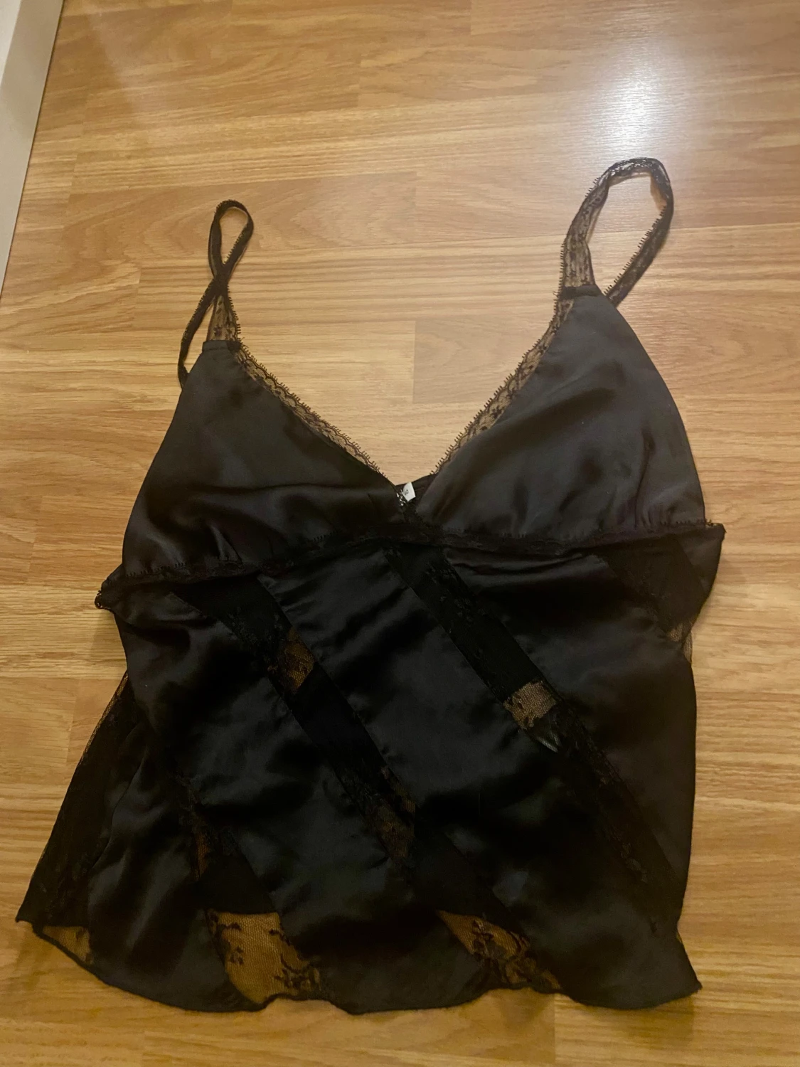 Svart satin-linnetopp med spetsdetaljer - 2