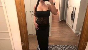 Klänning med spets  - En fin långklänning med spets på överdelen. Banden går att knyta. 