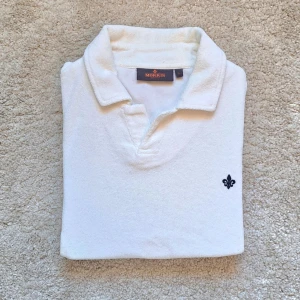 Vit Frotté Pike Morris - Stl S - Fin frotté pike från Morris, perfekt till sommaren! ☀️ | Skick: 9/10, nytt skick | Stl: S | Han på bilden är 170cm, men skulle rekomdera för 170-180cm | Fraktar spårbart med Instabox eller Postnord 