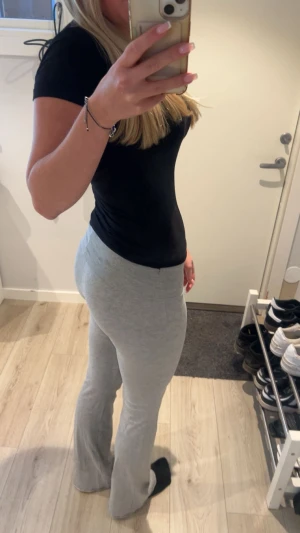 Yoga pants  - Gråa yoga pants från Gina i storlek S 