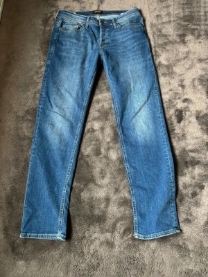 Blå jeans från Jack & Jones - Snygga blå jeans från Jack & Jones, säljer då dem inte kommer till så mycket användning längre. Dem sitter riktigt bra med en slim passform, ny pris 1200, storlek 31/32. Vid frågor är det bara att skriva!