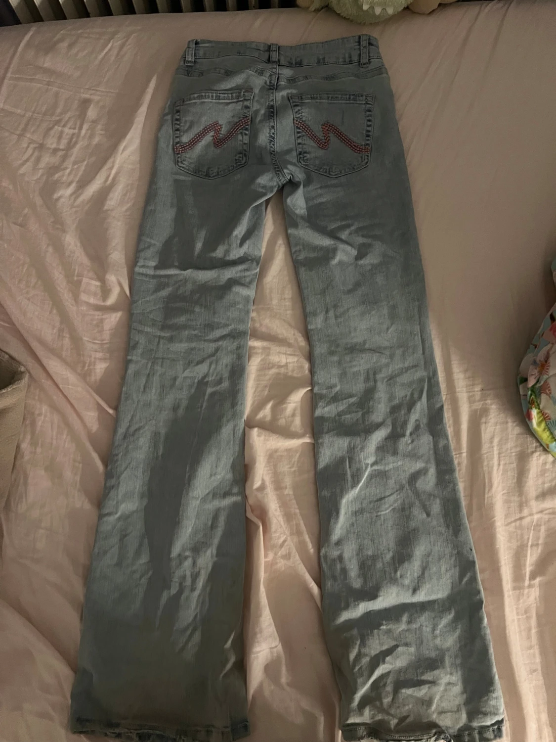 Ljusblå bootcut jeans med hål - 1