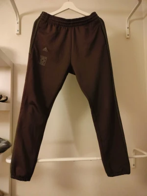 ‼️ LIMITED EDITION ‼️adidas Yeezy track pants - Säljer adidas Yeezy track pants I storlek small väldigt fint skick.