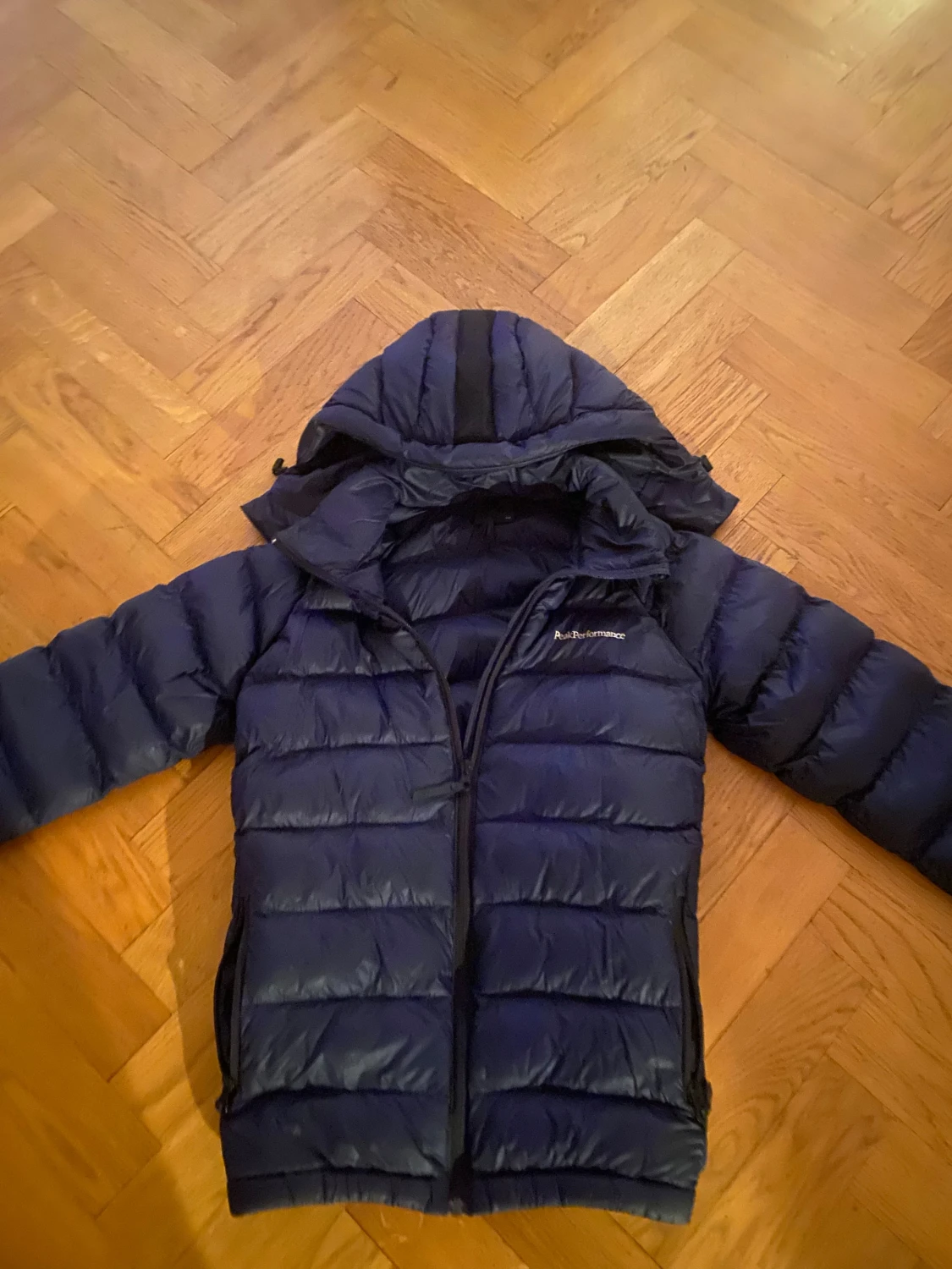 Mörkblå Peak Performance dunjacka