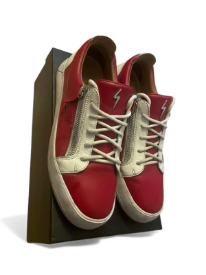  Giuseppe Zanotti skor  - Säljer ett par snygga sneakers från Giuseppe Zanotti. Skorna är i galant skick! Storlek 45. Box ingår vid snabb affär! Nypris ligger runt 6000kr mitt pris 2499!
