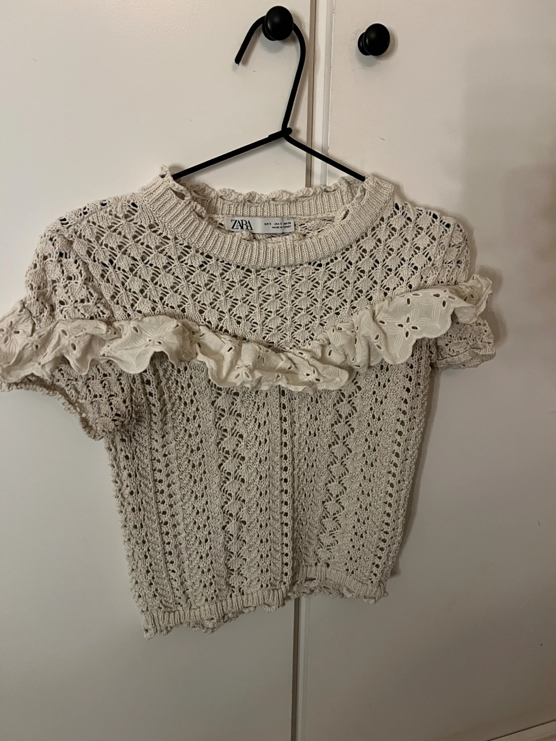 Beige stickad topp med volang från Zara - 1