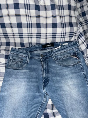 Replay anbass  - Replay anbass W31/L30 ljus blåa, riktigt feta och bra pass form.                                                             Inga problem med dem eller defekter, köpa på johnells i höstas för 1450kr och mitt pris är 680kr.                                                                              Använda fåtal gånger i somras. Mvh