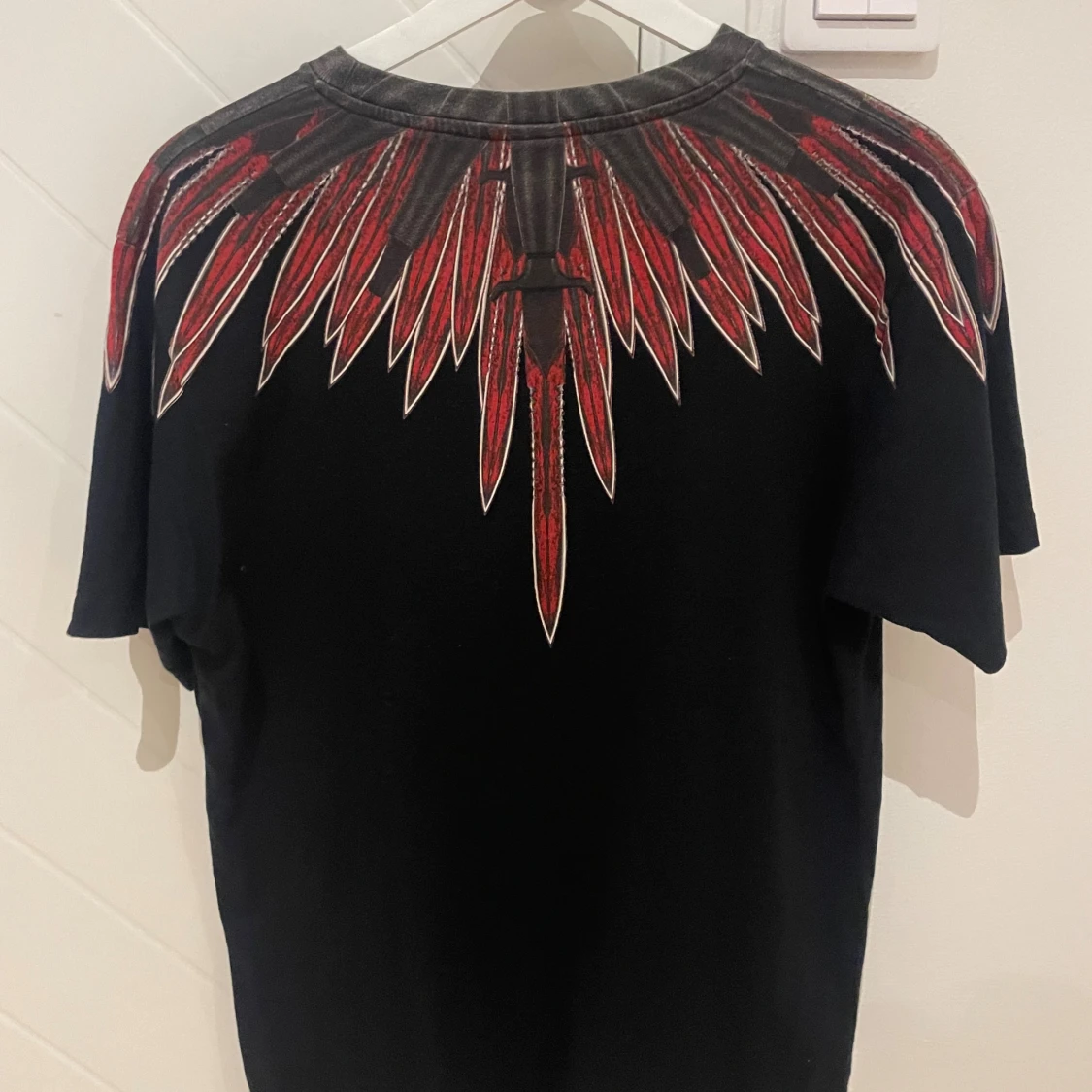 Svart t-shirt Marcelo Burlon med röd print - 1