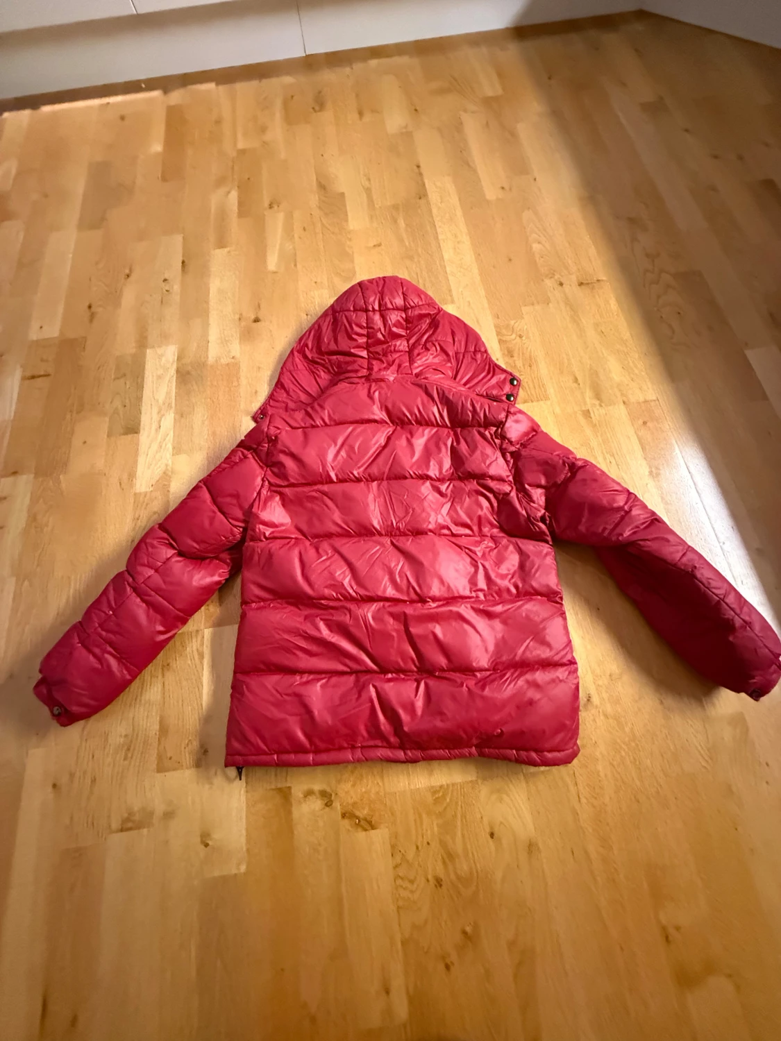 Röd pufferjacka med huva - 2