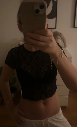 Festtopp - Svart kort tshirt topp i spets 