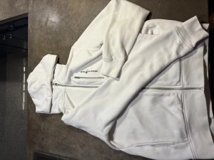 Vit ziphoodie från Saik Racing - Säljer min ziphoodie från Sail Racing. Sparsamt använd och skön nu till vintern. Hör av dig vid frågor👍. 