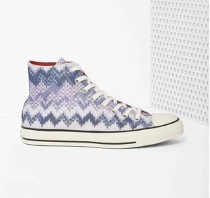 Missoni Converse - Säljer ett par Converse All Star high-top sneakers med Missoni mönster på. Skorna har klassisk vit gummisula, rund tå och vita snören. Ovandelen är i textil och insidan har en vinröd ton. Det är väl använda och lite slitna därför är det generöst pris kom med flera frågor om ni är intresserade! 