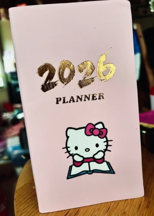 Rosa kalender för 2026 med Hello Kitty-motiv! - Rosa kalender för 2026 med Hello Kitty-motiv. Mått: 18 x 10 cm. Ny och oanvänd.