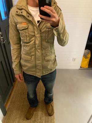  field jacka - Säljer denna dunder snygga superdry field jackan då den är för liten för mig. Jag är 182 och väger 76 och jackan är i storlek S och passar egentligen allt under mina mått.