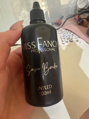 Miss Fancy Super Bonder 100ml - Miss Fancy Professional Super Bonder i 100 ml. Sprillans ny, den är oöppnad och aldrig använd.  Nypris: 899kr
