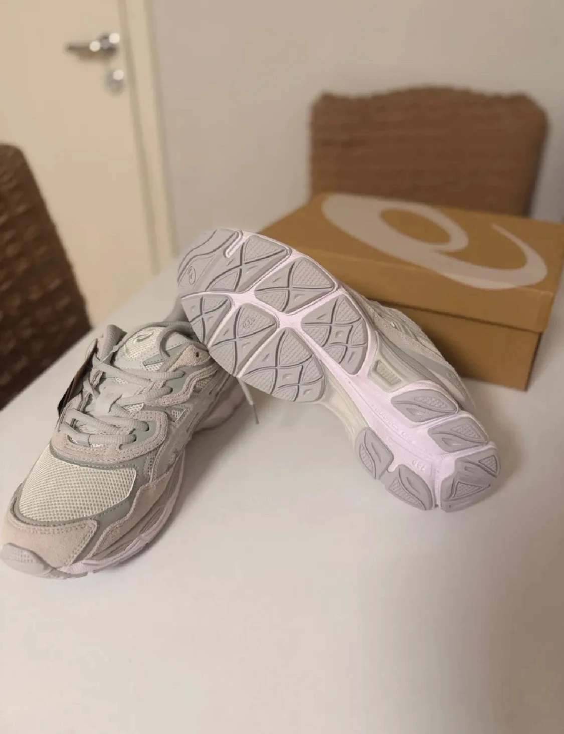 Vita ASICS GEL sneakers med mesh