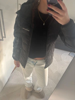 Svart Peak Jacka - Peak performance jacka i väldigt bra skick! Storleken är xs men skulle säga att den passar s också! Pris kan diskuteras!