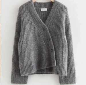 Kofta  & other stories - Intressekoll på min fina kofta från & Other Stories i storlek S💞💞 osäker på om jag vill sälja så kom med prisförslag!