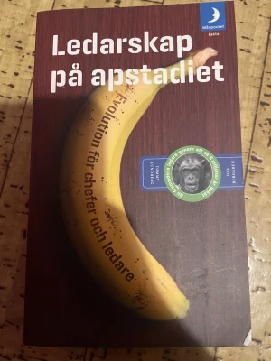 Ledarskap på apstadiet - Upptäck hur du kan bli en bättre ledare genom att lära av apor! Den här boken blandar forskning om primater med moderna ledarskapstips, och är perfekt för unga chefer och ledare som vill förstå gruppdynamik på ett roligt och lättläst sätt.