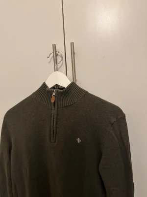 Morris  half zip - Snygg half zip ifrån Morris! Den är bra skick bara att den har fått ett litet hål efter att jag klippte bort lappen som satt i naken men fixade det så det syns knappast kolla sista bilderna !!!