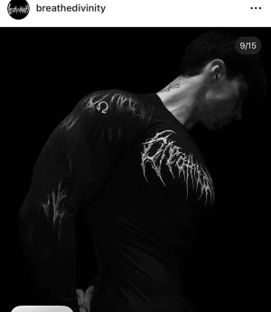 Svart långärmad tröja Breathe Divinity  - Svart långärmad tröja från Breathe Divinity med coola slitna detaljer på ärmarna. Tight passform som framhäver axlar och armar, perfekt för dig som gillar edgy streetwear och vill sticka ut. (Den är hel svart inte vit text som på bild, kan skicka med bilder om önskas). Kvitto finns. 