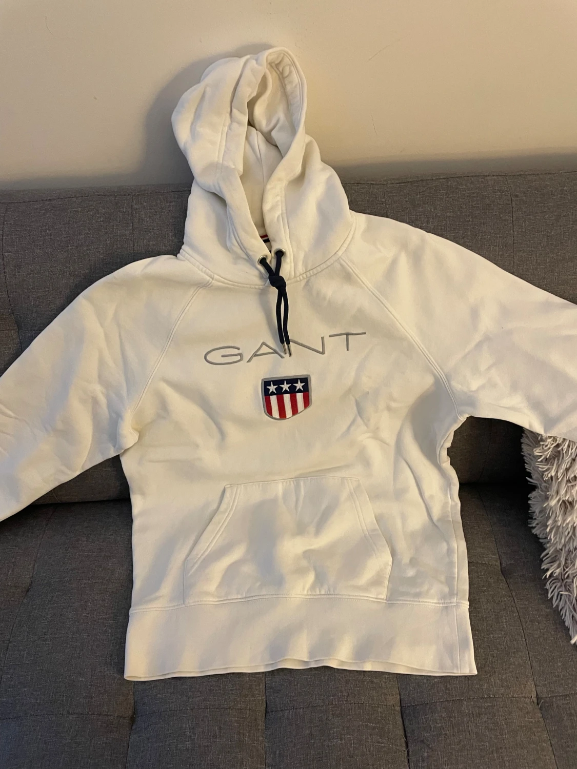 Vit hoodie från GANT med emblem
