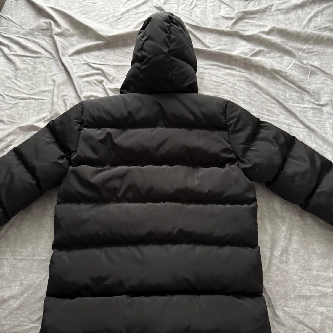 Svart dunjacka från Moncler med huva - 2