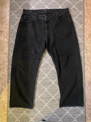 Svarta Jeans - || Svarta jeans från Jack & Jones || Baggy passform med raka ben. || W36 L32. || Har lite heelbite på ena benet || Dm vid fler frågor ||