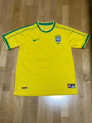 Grön Brazil fotbolls tröja - En grön Brazil fotbolls tröja skriv för mer bilder🔥skickar samma dag🔥