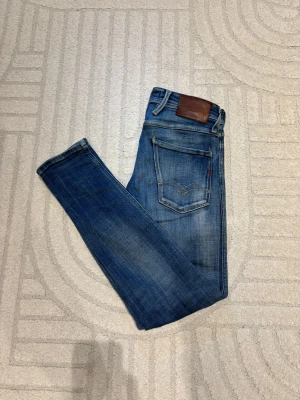 Replay anbass - säljer ett par replay anbass W:29 L30 i riktigt bra skick. Jeansen är riktigt sköna, hör av er vid minsta funderingar!