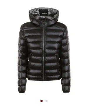 COLMAR Jacka | Svart Glans | Storlek 42 (XS/S) | Mycket bra skick - Säljer denna fantastiskt fina och exklusiva Colmar dunjacka i en klassisk glansig svart finish. Det här är en jacka som verkligen lyfter vilken outfit som helst och som passar till allt! Jackan är i storlek italiensk 42, vilket motsvarar en svensk XS/S. Den är i mycket bra skick då jag har tagit väl hand om den. Jag älskar jackan, men har nu bestämt mig för att uppgradera till en ny modell, så denna får hitta ett nytt hem. Passa på att köpa en snygg, varm och trendig märkesjacka till ett bra pri