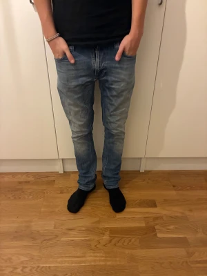 Nudie jeans  - Säljer dessa nudie jeans i ljusblå färg, storleken är 30/34 men sitter som 30/32 och har en snygg passform. Modellen på jeansen heter Thinn Finn och säljer dom för 399kr då jeansen har en liten defekt👍