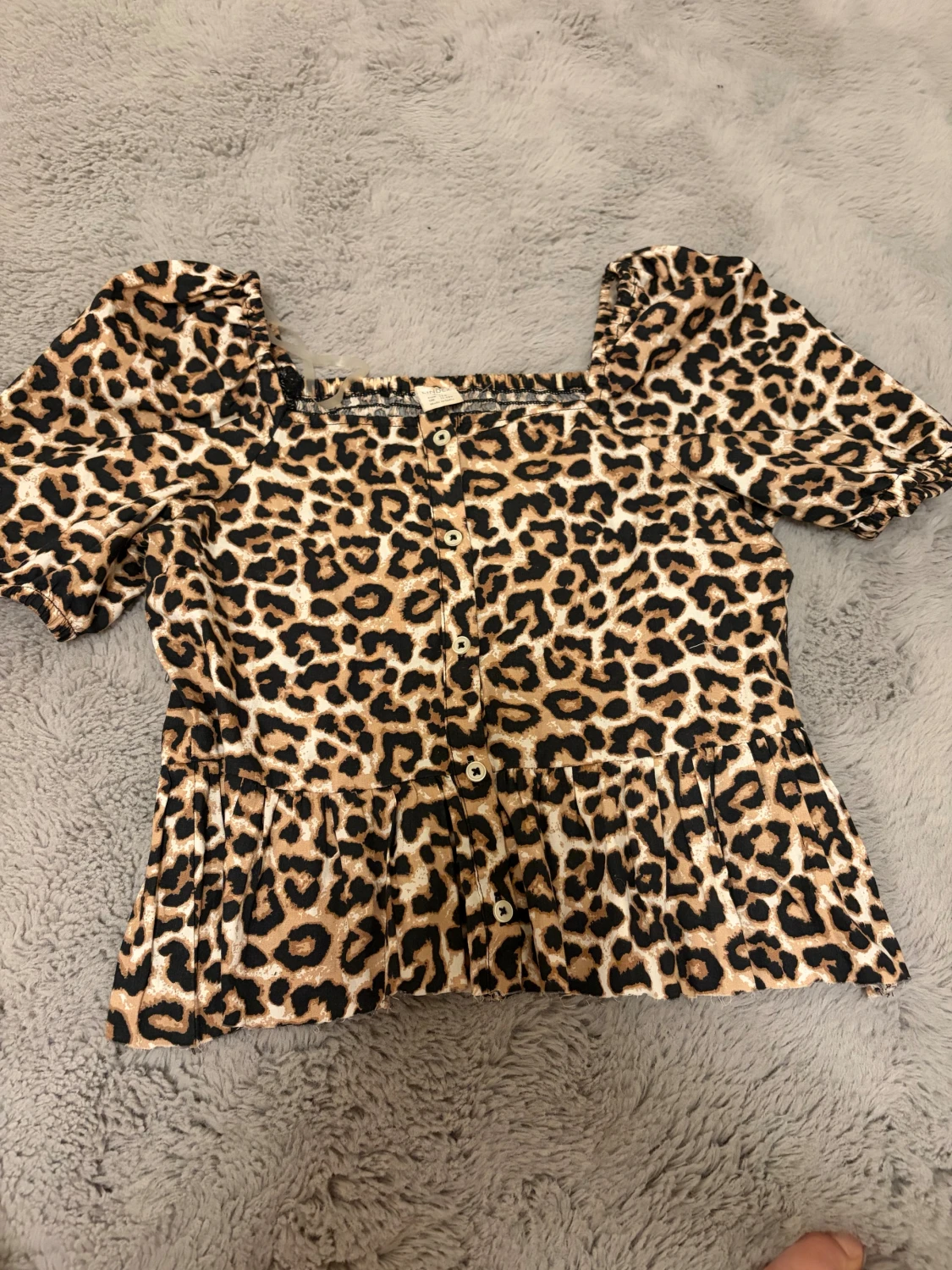 Leopardmönstrad blus med puffärm