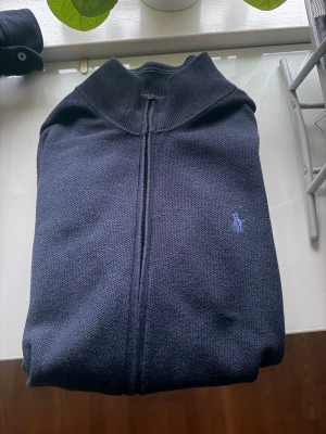 Polo Ralph Lauren tröja  - Säljer nu denna mörkblåa snygga zip tröjan från ralph lauren. Riktigt bra skick. Storlek M. Skriv vid fler frågor eller funderingar! Pris går att diskutera!