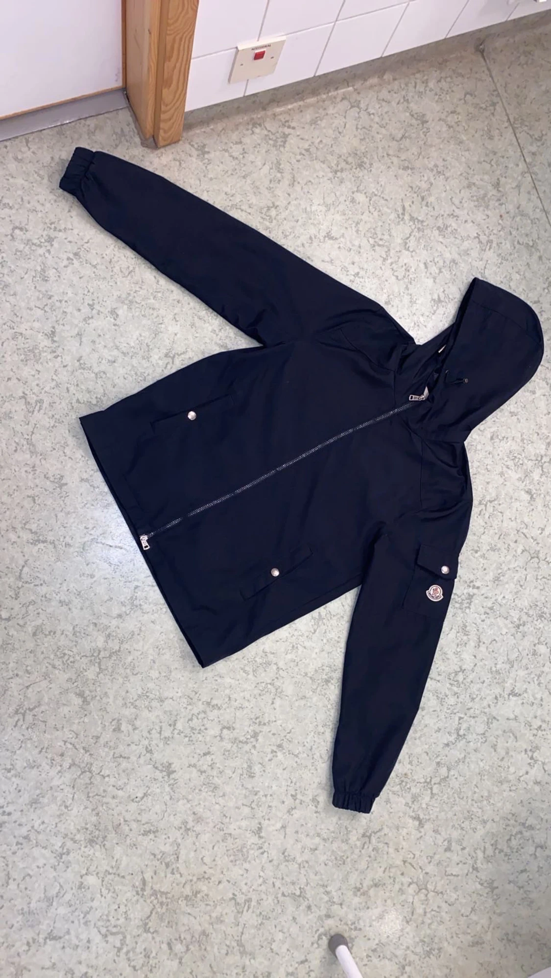 Mörk blå vinterjacka från Moncler med huva