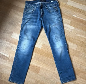 Blåa Replay Anbass Jeans - Hej! Säljer dessa feta blåa replay anbass jeans med en snygg wash! Jeansen är i storlek 29/30 och är i modellen slim fit. Modellen på bilder är 178 lång och väger 70 kg. Skicket på dessa är 9/10, de har inga skador eller defekter. Tveka inte på att höra av dig om du har frågor eller är intresserad!