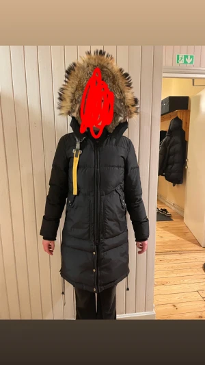 Parajumper  - Parajumper i lång dammodell. Sparsamt använd några år. Dragkedjan utbytt förra vintern och bara använd  2 gånger i år. Inga slitage eller fläckar. Figur sydd och sitter fint på kroppen i vanlig storlek small. Kan gå ner i pris vid snabb affär.  Säljer då jag bytt stil